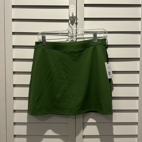 We Wore What NWT Active Skort in solid court Green - Picture 3 of 11